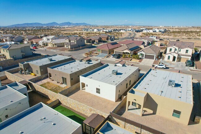 Building Photo - Beautiful Modern & Contemporary House