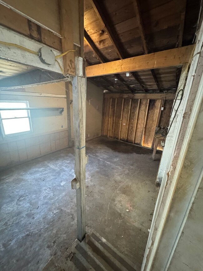 Building Photo - 2 bedroom 1 bath house with 1 car garage