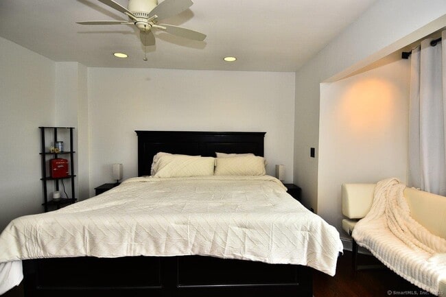 Building Photo - 178 Flax Hill Rd