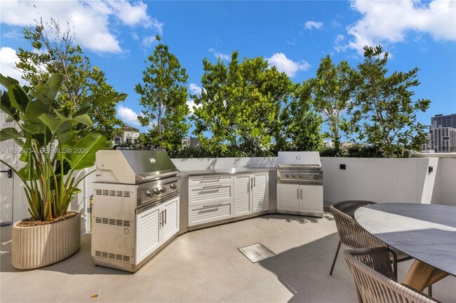 Building Photo - 4220 Laguna St