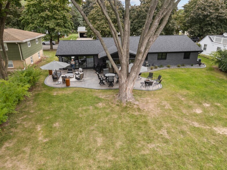 Building Photo - 1095 April Ln