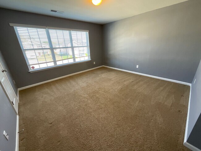 Building Photo - Large 5 bedroom home in Established Neighborhood ready to rent!