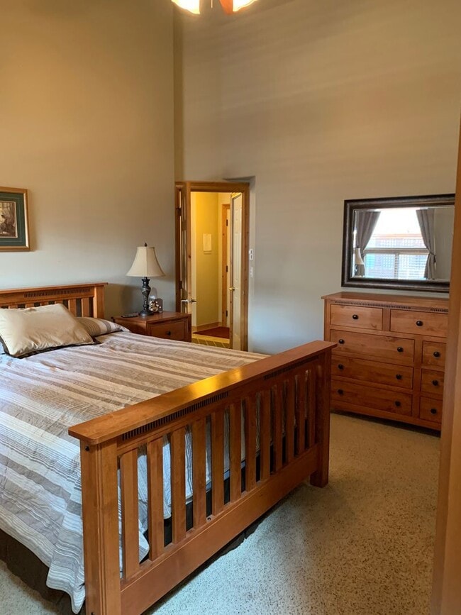 Building Photo - Fully Furnished Home is NE Bend Short Term Rental