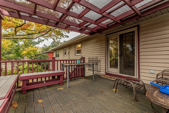 Building Photo - Large deck for entertaining guest or relaxing