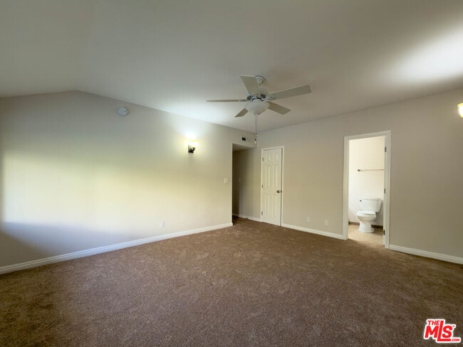 Building Photo - 9531 Vía Ricardo