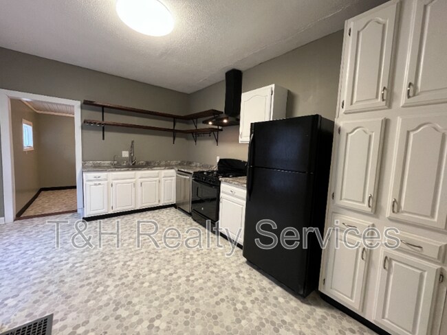 Building Photo - 5956 E Beechwood Ave