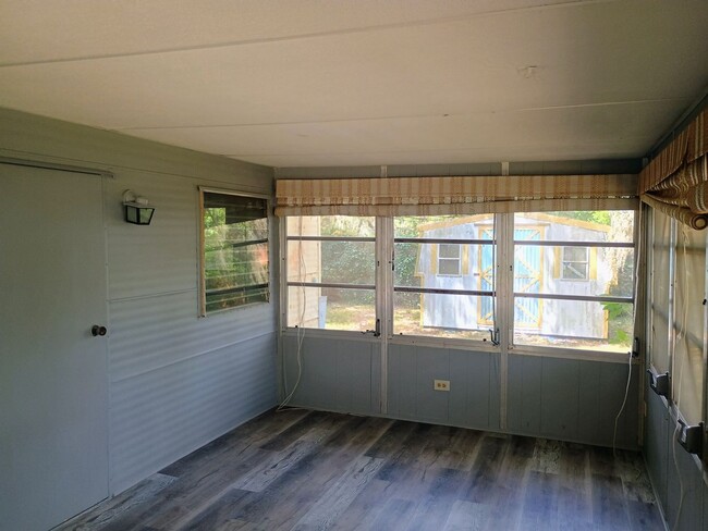 Building Photo - 2 bedroom 1 bathroom with HUGE bonus room
