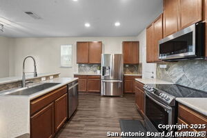 Building Photo - 220 Hinge Creek