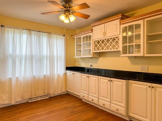 Building Photo - 904 Forestview Dr