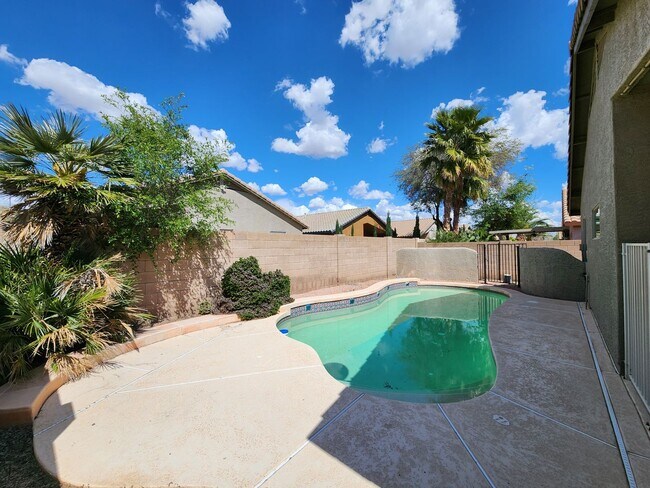 Building Photo - Beautiful 3 Bed/2 Bath with Pool!
