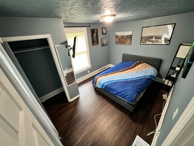 Building Photo - 610 Melville St