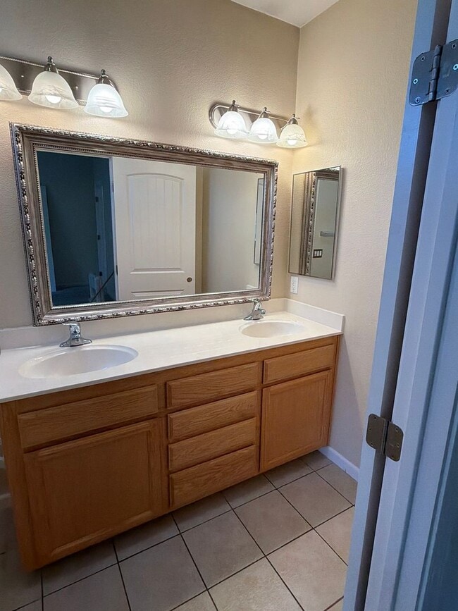 Building Photo - 4032 Vittoria Ln