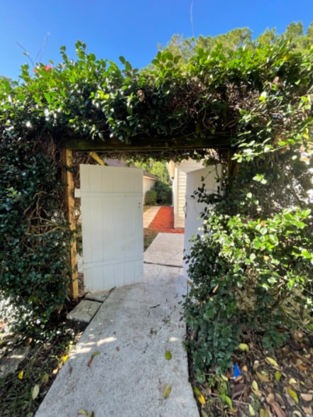 Building Photo - 1902 Ashmore Green Dr