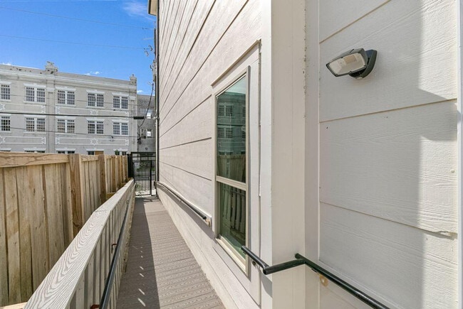 Building Photo - 1609 Baronne St
