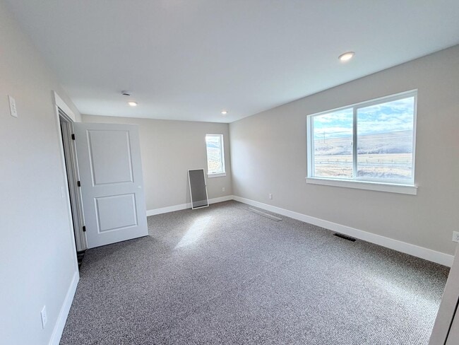 Building Photo - 7212 Shaver Dr