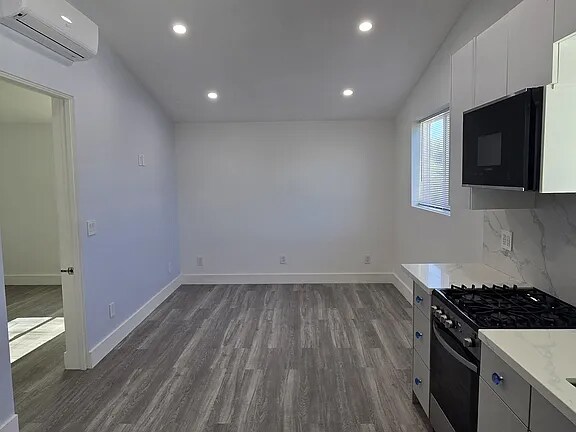 Building Photo - 6546 Bobbyboyar Ave