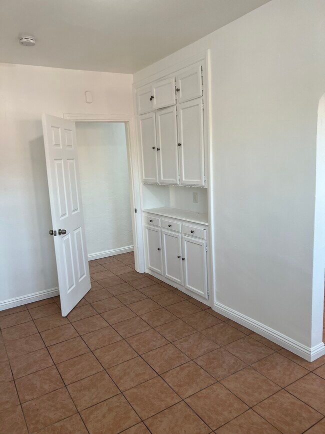 Building Photo - 6403 S Vermont Ave