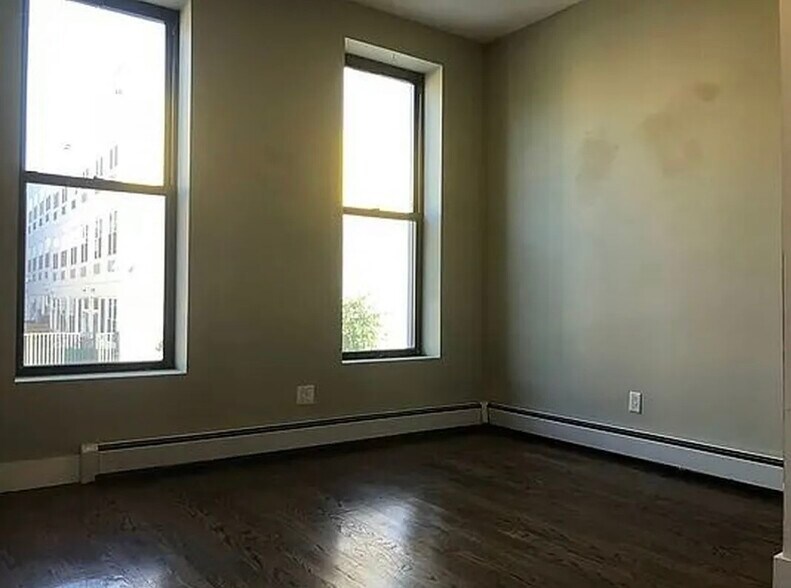Building Photo - 165 Covert St