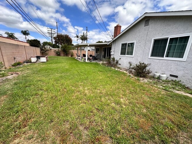 Building Photo - Beautiful 3BR/2BA Home with Large Backyard...