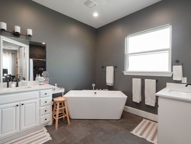 Building Photo - open concept 4bd - rent to own