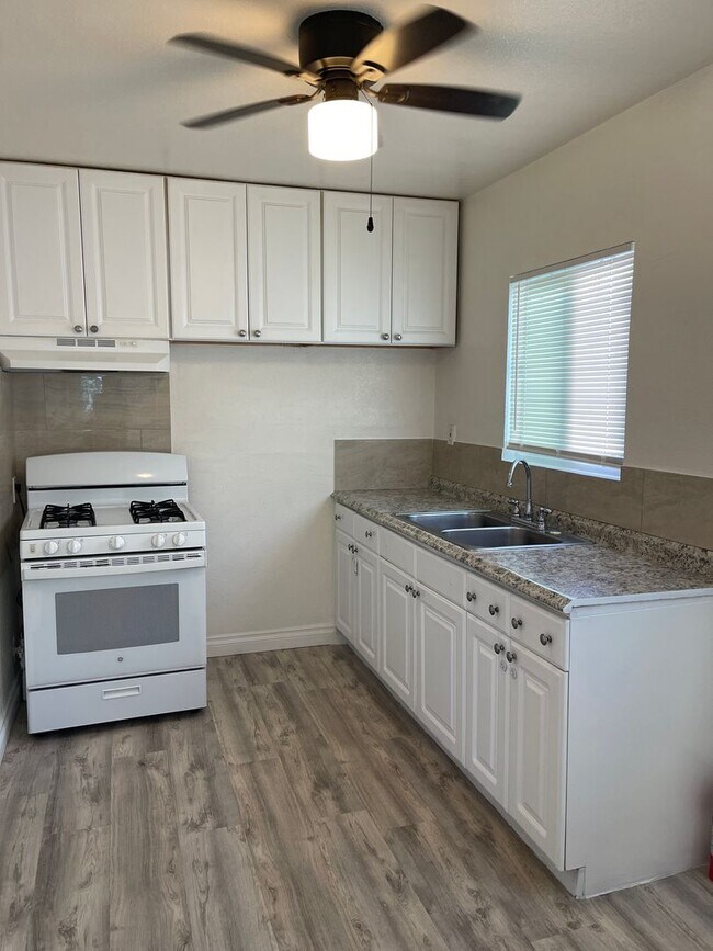 Building Photo - Large Upper 1 Bedroom 1 Bath in Long Beach!