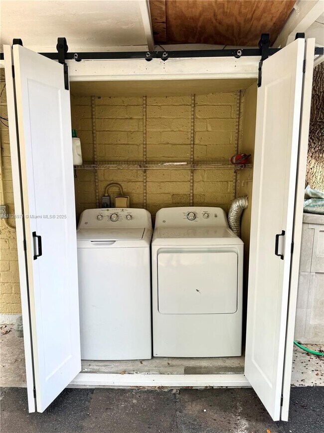 Building Photo - 6290 SW 70th St