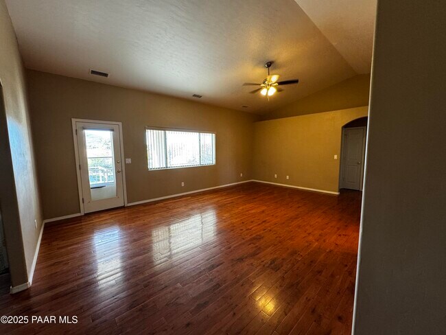 Building Photo - 3750 N Meadowlark Dr