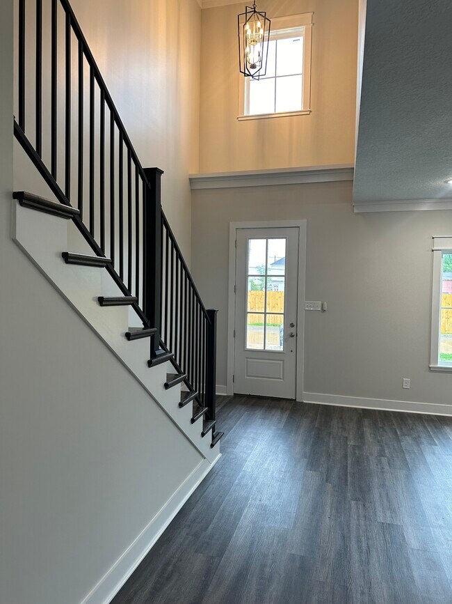 Building Photo - 1713 Bilbo St