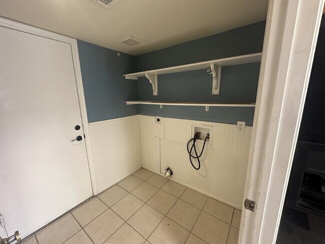 Building Photo - 4907 W McRae Way
