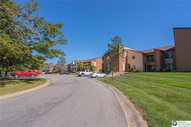 Building Photo - 997 Village Round