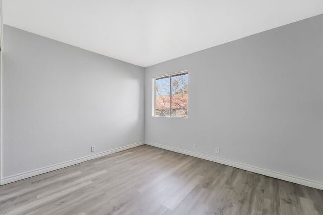 Building Photo - Guard Gated Community - 2 bedroom and 1 bathroom, Upstairs Unit Private Balcony Over looking Park...