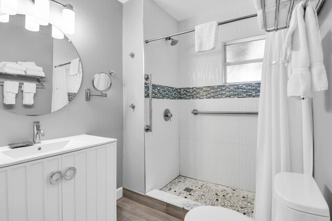 Building Photo - 1225 Hillsboro Mile