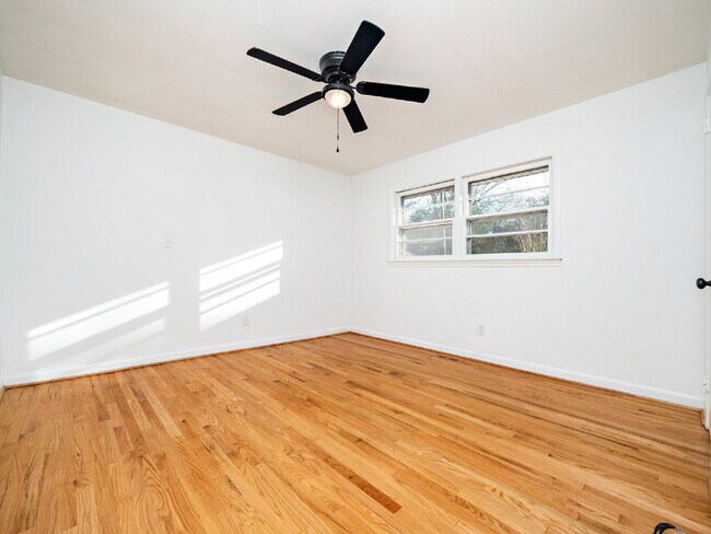 Building Photo - "Charming 3-Bed Home with Gleaming Hardwood Floors on Sheffield Road!"