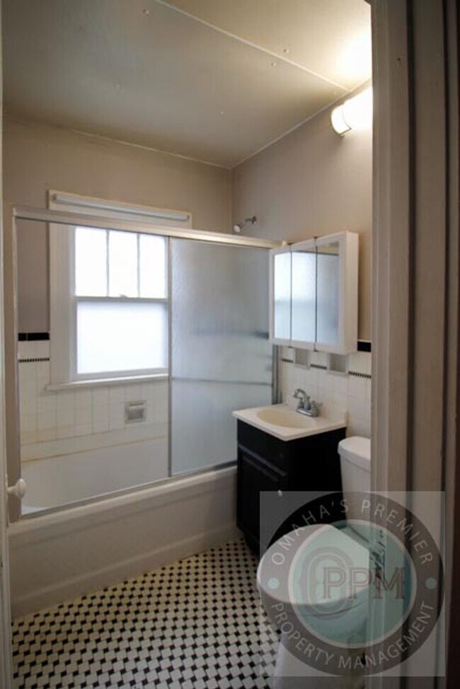 Building Photo - 3 Bed 1 Bath Located in Central Omaha