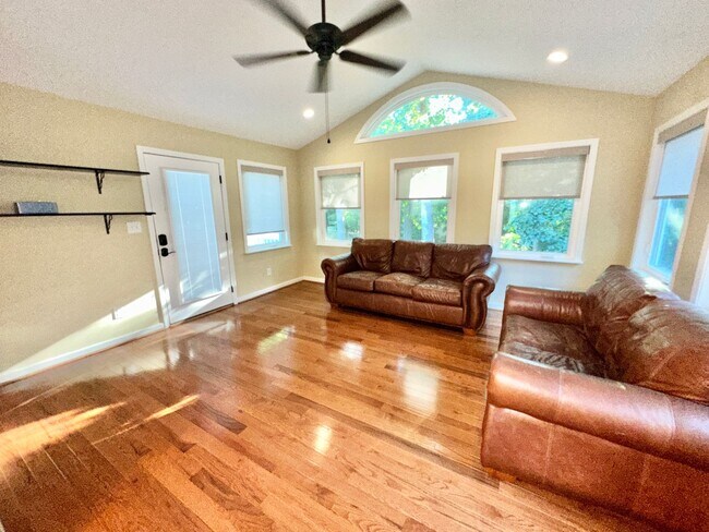 Building Photo - Magnificant 4BD, 3BA Home in Highly Sought...