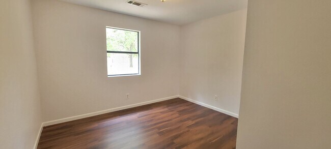 Building Photo - FRESHLY REDONE in 2023 - New floors, fresh...