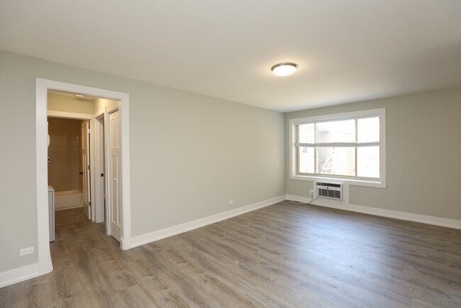 Building Photo - 533 W Surf St