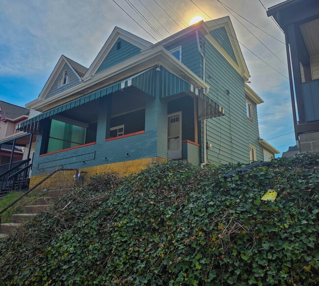 Building Photo - 346 E 12th Ave