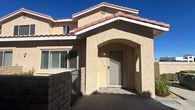Building Photo - Townhouse in gated community near A.V. Col...