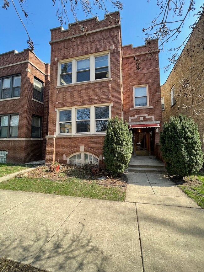 2 story vintage walk-up - 5735 N Washtenaw Ave