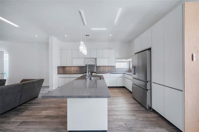 Building Photo - 5509 Paraiso Pl