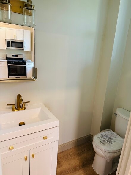 Half bath - 514 Delta Ave