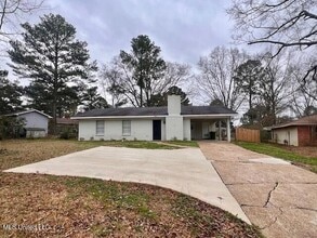 Building Photo - 605 Highland Dr