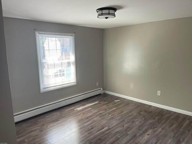 Building Photo - 8 Elm Ct