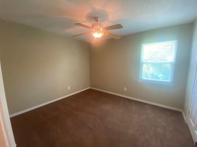 Building Photo - Beautiful 2 Story Home, Centrally Located in a Quiet Neighborhood! *1/2 OFF 1st Month's Rent!*