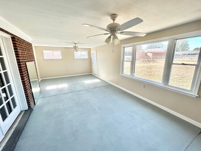 Building Photo - 7953 Meadow Dr