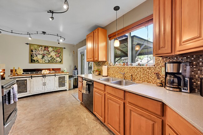 Building Photo - 10883 Fairfax Way