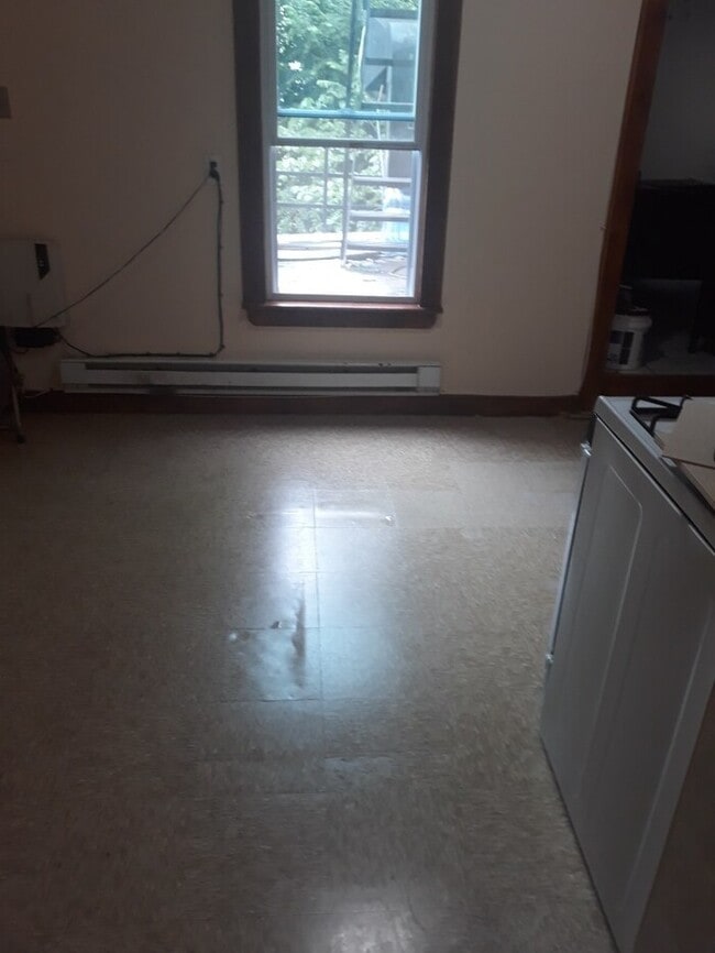Building Photo - Modernized 3 Bedroom, Shared Yard, Lots of...