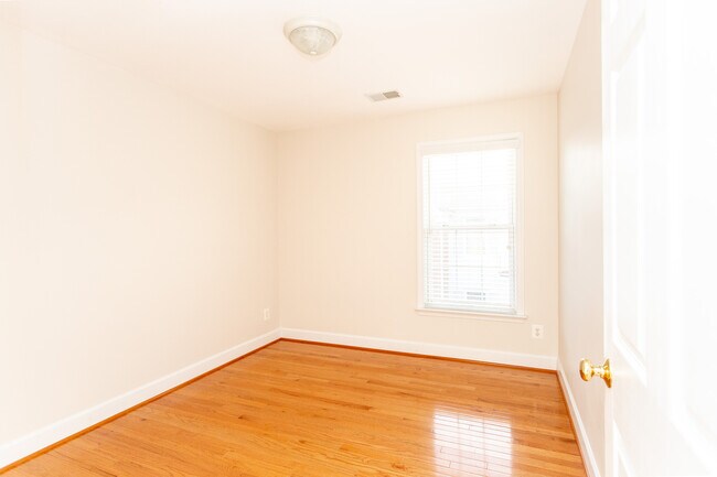 Building Photo - 2443 Huntington Park Dr