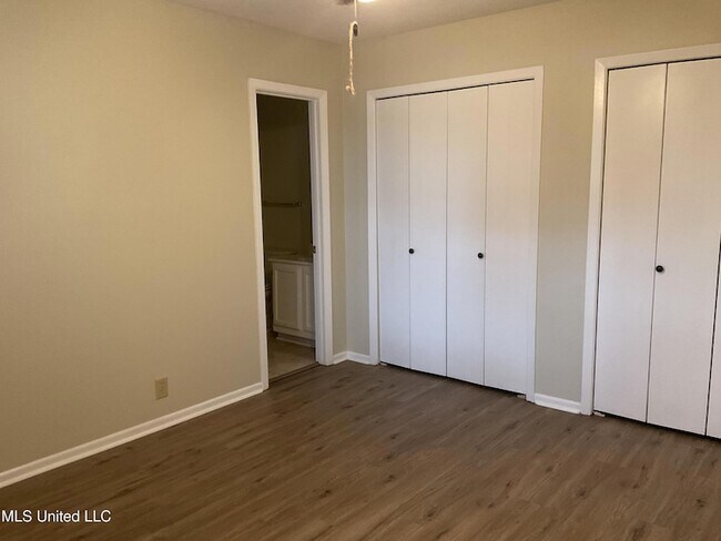 Building Photo - 139 Lakebend Cir